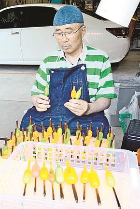宗うきを製作する正田宗雄さん。視認性を重視してシンプルな塗装を心がける＝島根県邑南町中野