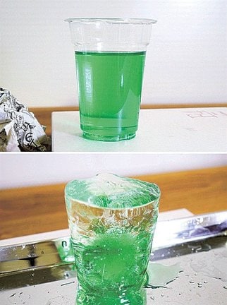 （上）プラスチックカップに色水を入れます（写真の色は食用色素（しきそ））。（下）凍る時に不純物を押しのけようとする水の性質を利用して、ゆっくり凍らせると、色と水はきれいに分かれます（新潟県立自然科学館提供）