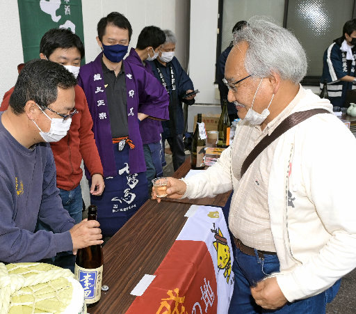 地酒の飲み比べを楽しむ参加者(右)=松江市末次本町