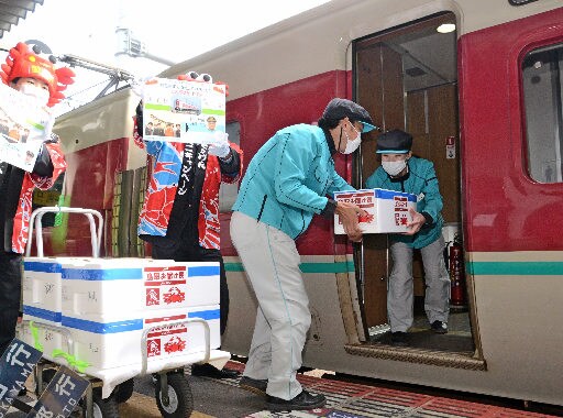 境港産松葉ガニ入りの発泡スチロール箱を特急やくもに運び入れるＪＲ西日本グループの社員＝米子市弥生町、ＪＲ米子駅