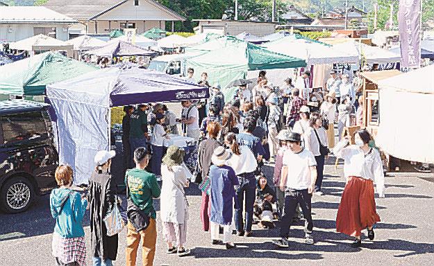 テントが立ち並び来場者でにぎわう朝市＝松江市八幡町、武内神社前広場