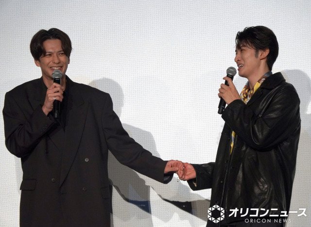 映画『(LOVE SONG)』公開記念舞台あいさつに登壇した(左から)森崎ウィン、向井康二 (C)ORICON NewS inc.