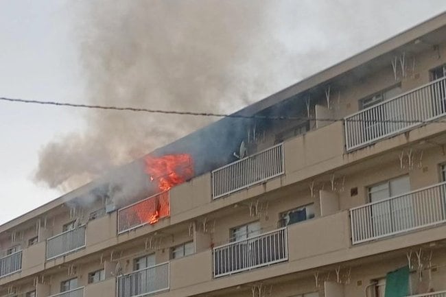 炎を上げて燃える住宅＝１４日午後６時５０分ごろ、出雲市古志町