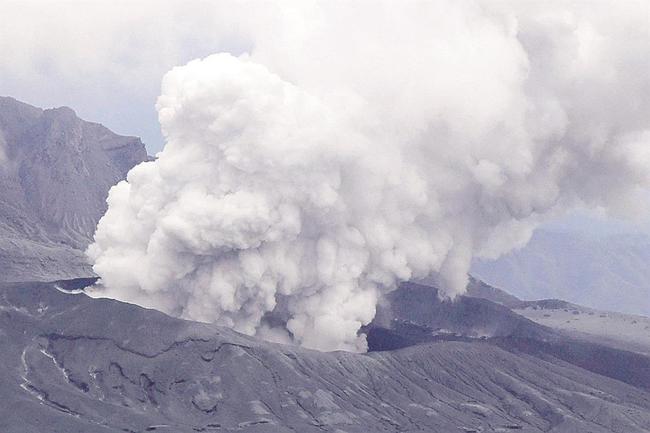 噴煙を上げる熊本県・阿蘇山の中岳＝２０日午後１時８分（共同通信社ヘリから）