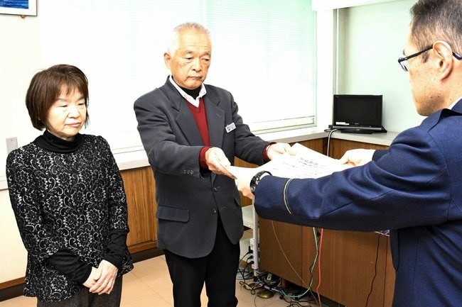 野坂保則署長から感謝状を受け取る鏡谷元さん（中央）と寿美江さん＝島根県西ノ島町浦郷、浦郷署