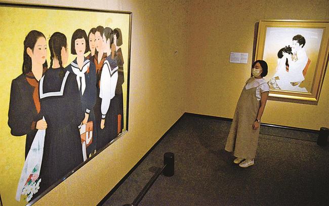 「夢多き頃」（左）などの作品を鑑賞する来場者＝安来市古川町、足立美術館