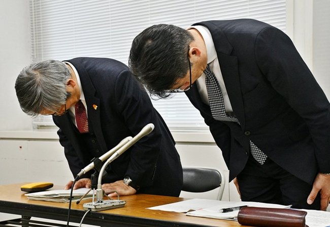 不祥事をわび、頭を下げる鳥取県教育委員会の林憲彰次長（左）＝鳥取市東町１丁目、県庁