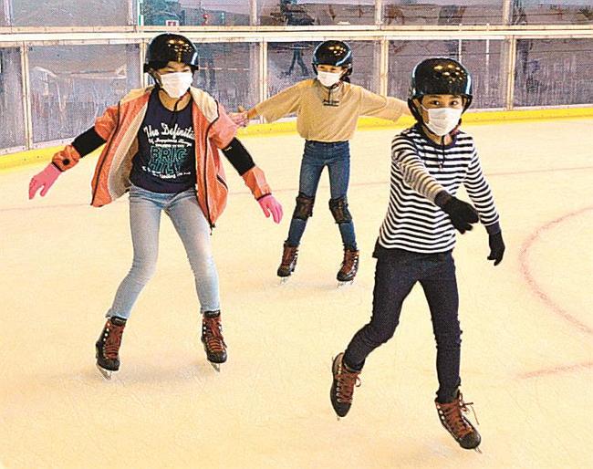 オープンしたスケートリンクで滑りを楽しむ子どもたち＝出雲市園町、湖遊館