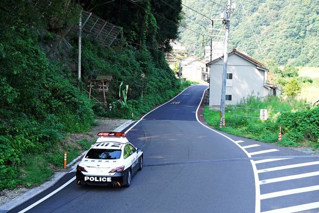 クマの目撃現場を警戒するパトカー=島根県川本町川本