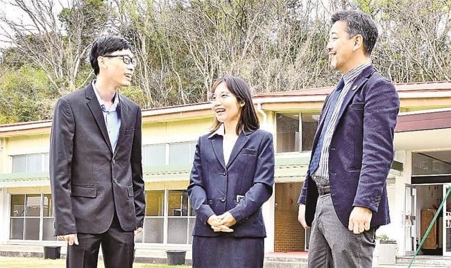 校舎前で談笑するラオハウィワッタナウォン・ピーラワットさん（左）とコンコット・ブッサボンさん（中）。右は柳原大作校長＝江津市江津町、はなまる日本語学校島根校