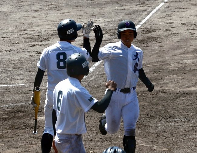 【一回戦・大東ー宇部工業】７回裏大東１死一塁、神庭楽人が右越えの本塁打を放ち７ー１とする＝島根県立浜山公園野球場