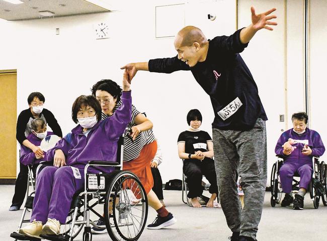 音楽に合わせて身体を動かす参加者＝松江市殿町、島根県民会館