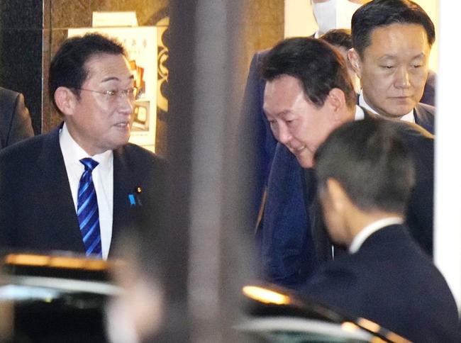 夕食会が開かれた日本料理店を後にする韓国の尹錫悦大統領（右）と岸田文雄首相＝１６日午後９時１０分、東京・銀座