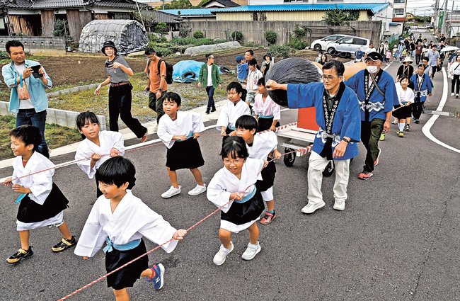 「大筆みこし」を引っ張って進む子どもたち＝益田市乙吉町