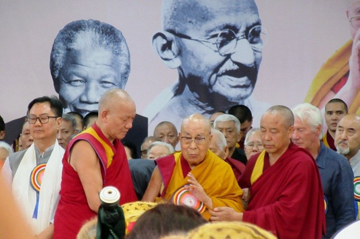 明窓・争いの果てに ダライ・ラマ90歳 | 山陰中央新報デジタル