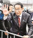 有権者に手を振る岸田文雄首相＝出雲市平田町、JAしまね出雲地区本部東部営農センター前