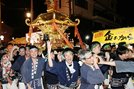 声を合わせて本宮を担ぐ男衆＝松江市天神町