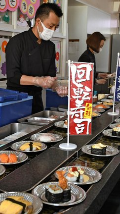 特設した回転レーンを使ってすしを振る舞う職人=松江市古志原5丁目