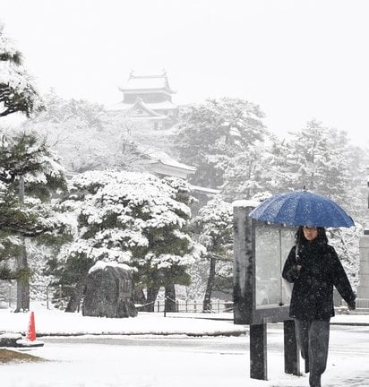 雪に見舞われた松江城前＝２１日午前８時５５分、松江市殿町