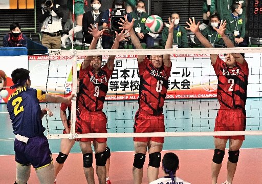 【男子１回戦・松江工ー雄物川】第３セット、ブロックに跳ぶ松江工の（左２人目から右へ）斉木優人、高橋航平、小池将夢＝東京体育館