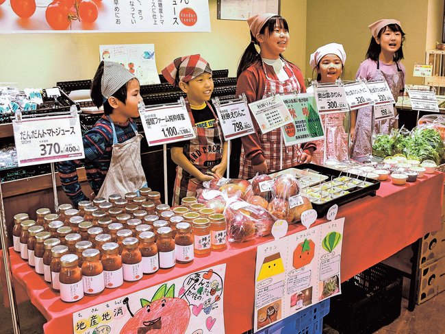 地元の食材をアピールする子どもたち＝松江市学園２丁目、みしまや学園店