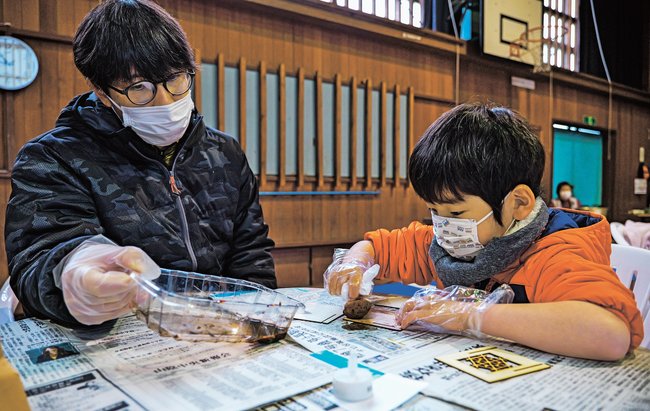 古色塗りを体験する参加者＝島根県美郷町簗瀬、吾郷公民館