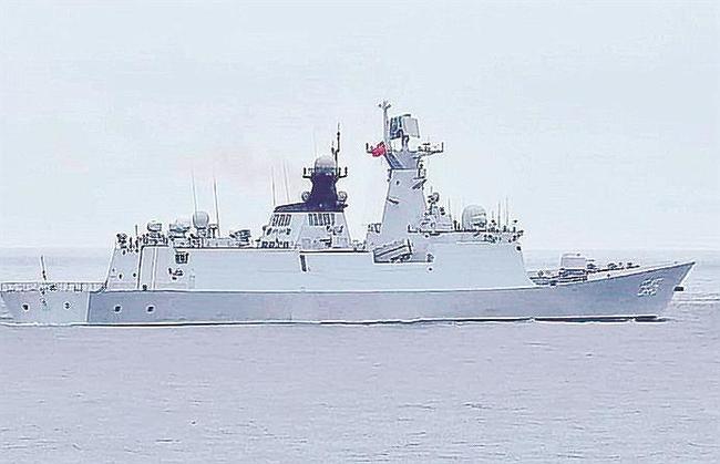 台湾周辺を航行する中国軍の艦船＝２３日（台湾当局提供・共同）