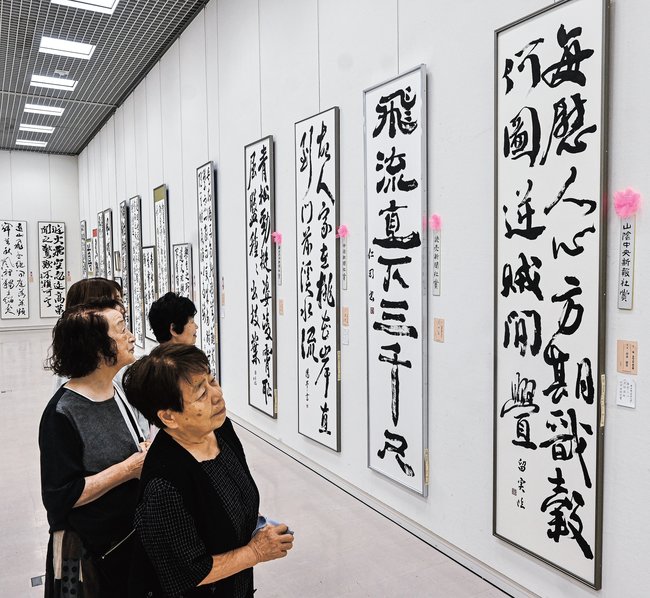 島根書道協会展の作品を鑑賞する来館者＝松江市袖師町、島根県立美術館