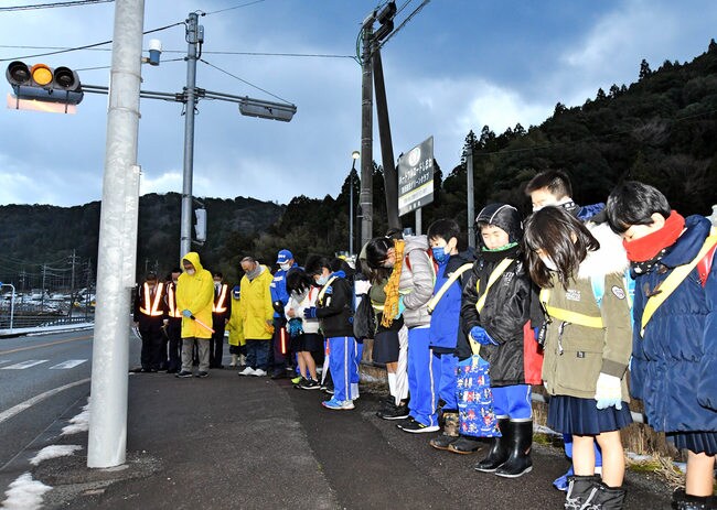 子どもたちの見守り中に亡くなった三原董充さんの冥福を祈り、黙とうする豊川小学校の児童たち＝益田市久々茂町