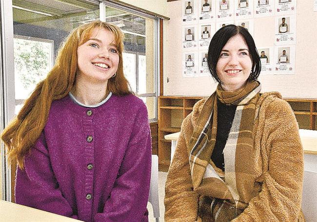 江津市での暮らしを振り返るナタリーア・スポダさん（右）とアンナ・クリスティーナ・ロシュコさん＝江津市江津町、はなまる日本語学校島根校