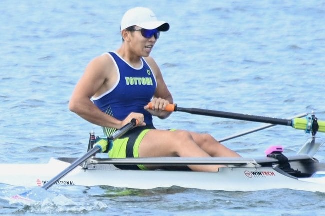 【ローイング少年男子シングルスカル決勝】３分２２秒９３で２連覇した鳥取の岡本成世（鳥取城北高）＝関西みらいローイングセンター