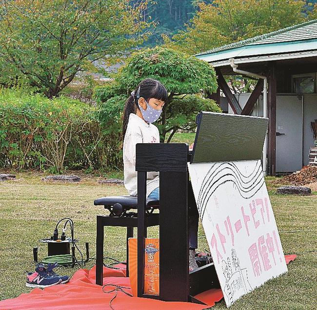 ストリートピアノを楽しむ児童＝島根県川本町因原、道の駅インフォメーションセンターかわもと