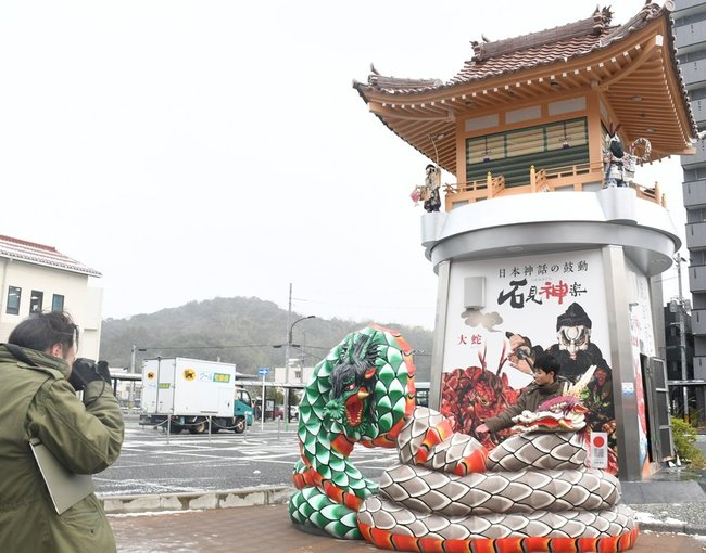 からくり時計の改修に合わせ新設された大蛇像＝浜田市浅井町、ＪＲ浜田駅前