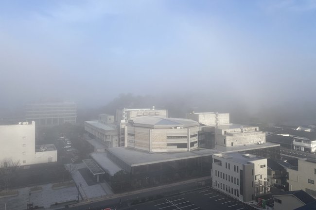 霧に覆われた松江市街地＝１０日午前７時４０分ごろ、松江市殿町