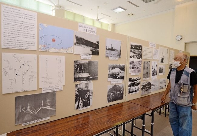 美保関沖事件の展示物に見入る市民＝境港市竹内町、市老人福祉センター「浜の里」