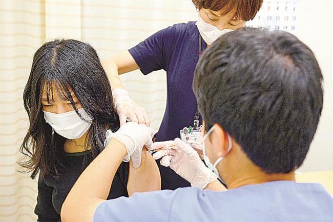 新型コロナウイルスワクチンの接種を受ける高校生。若い世代へのワクチン普及が課題だ＝１２日、愛知県一宮市