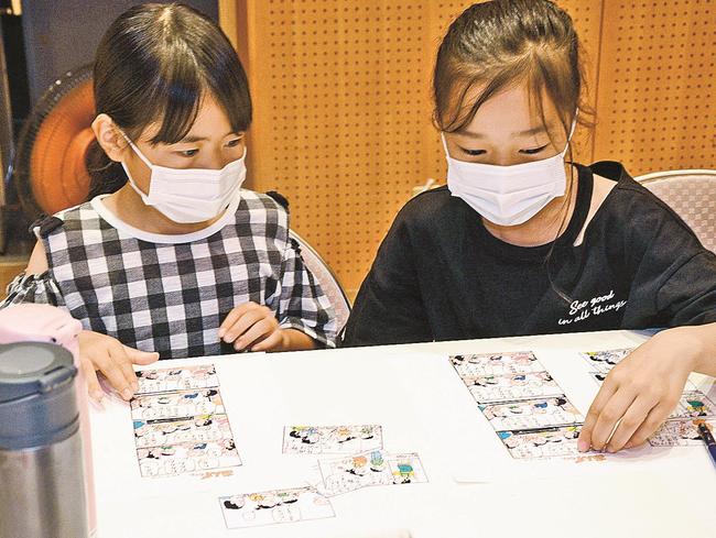 ４こまマンガ並べ替えゲームに挑戦する児童＝松江市西川津町、川津公民館