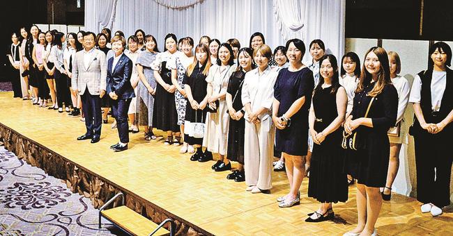 プロアマ大会前夜祭で記念撮影する選手ら＝米子市久米町、ＡＮＡクラウンプラザホテル米子