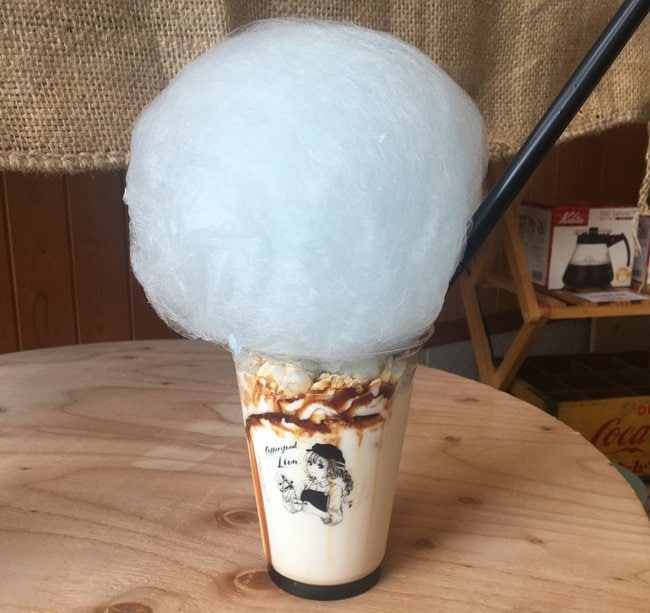 コーヒースタンド李庵（出雲市大津新崎町）の人気商品「黒糖タピオカ八雲ラテ」（650円）