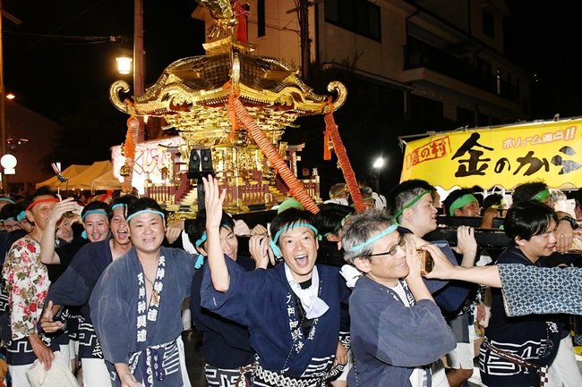 声を合わせて本宮を担ぐ男衆＝松江市天神町