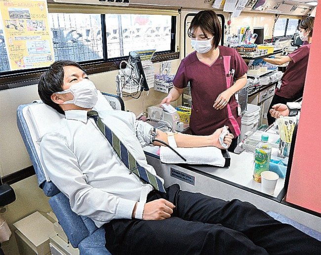 集団献血に協力する男性=松江市八幡町、藤原技研工業