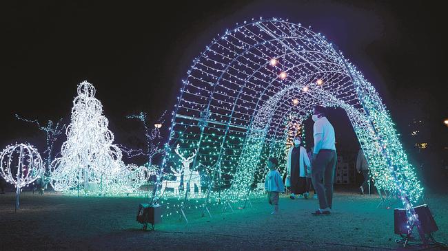 華やかなイルミネーションを楽しむ市民＝出雲市今市町、出雲だんだん広場