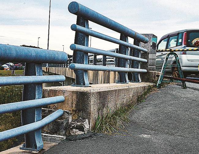 堤防が沈下し、欄干に６０センチの段差ができた妙見橋＝出雲市西園町