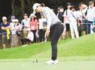 ５番でバーディーパットを沈める李知姫＝大山平原ゴルフクラブ