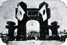 境ー御来屋間に鉄道が開通した１９０２年１１月１日、米子駅に祝賀の大アーチが設置され、開通式が行われた。後ろに見えているのが米子駅舎＝米子市中町、市立山陰歴史館所蔵