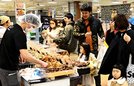 親子連れらでにぎわうミニ北海道フェアの会場＝松江市朝日町、一畑百貨店