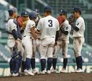 ７回表、マウンドに集まる石見智翠館ナイン＝甲子園