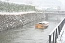 雪が積もった松江市内を行く堀川遊覧船＝２１日午前９時５０分、松江市内中原町
