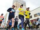 ＪＲ松江駅近くのビル街を駆け抜ける選手＝松江市朝日町