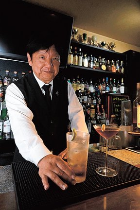 オリジナルカクテルの「ラフカディオ」(手前左)と「桜華」を紹介する長谷川正樹さん=出雲市平田町、エムズバー